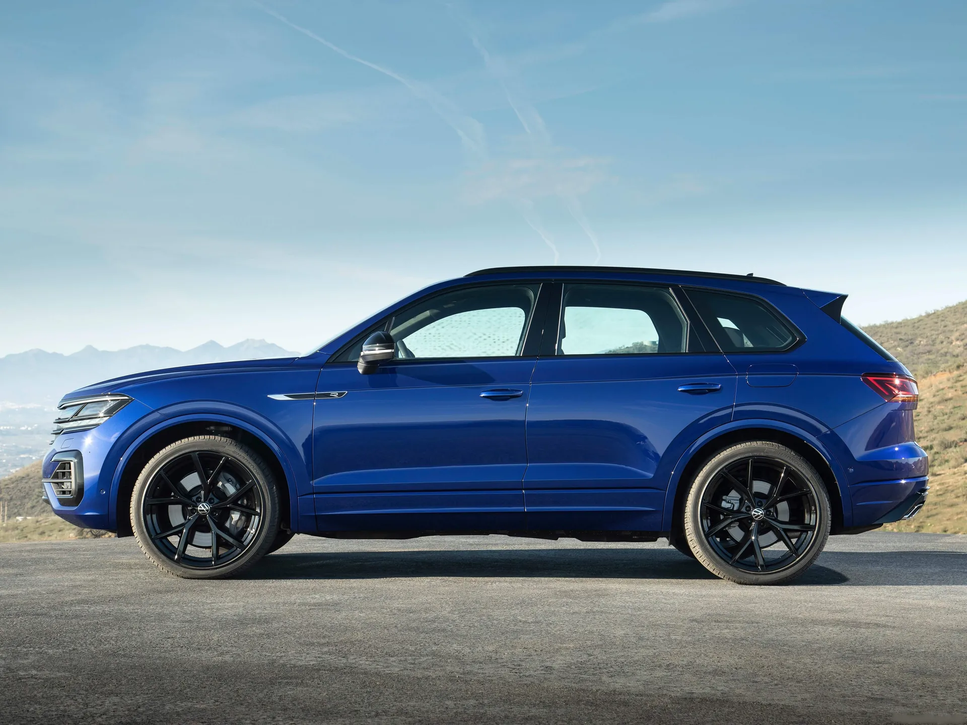 Volkswagen Touareg R (2021) - Side Profile