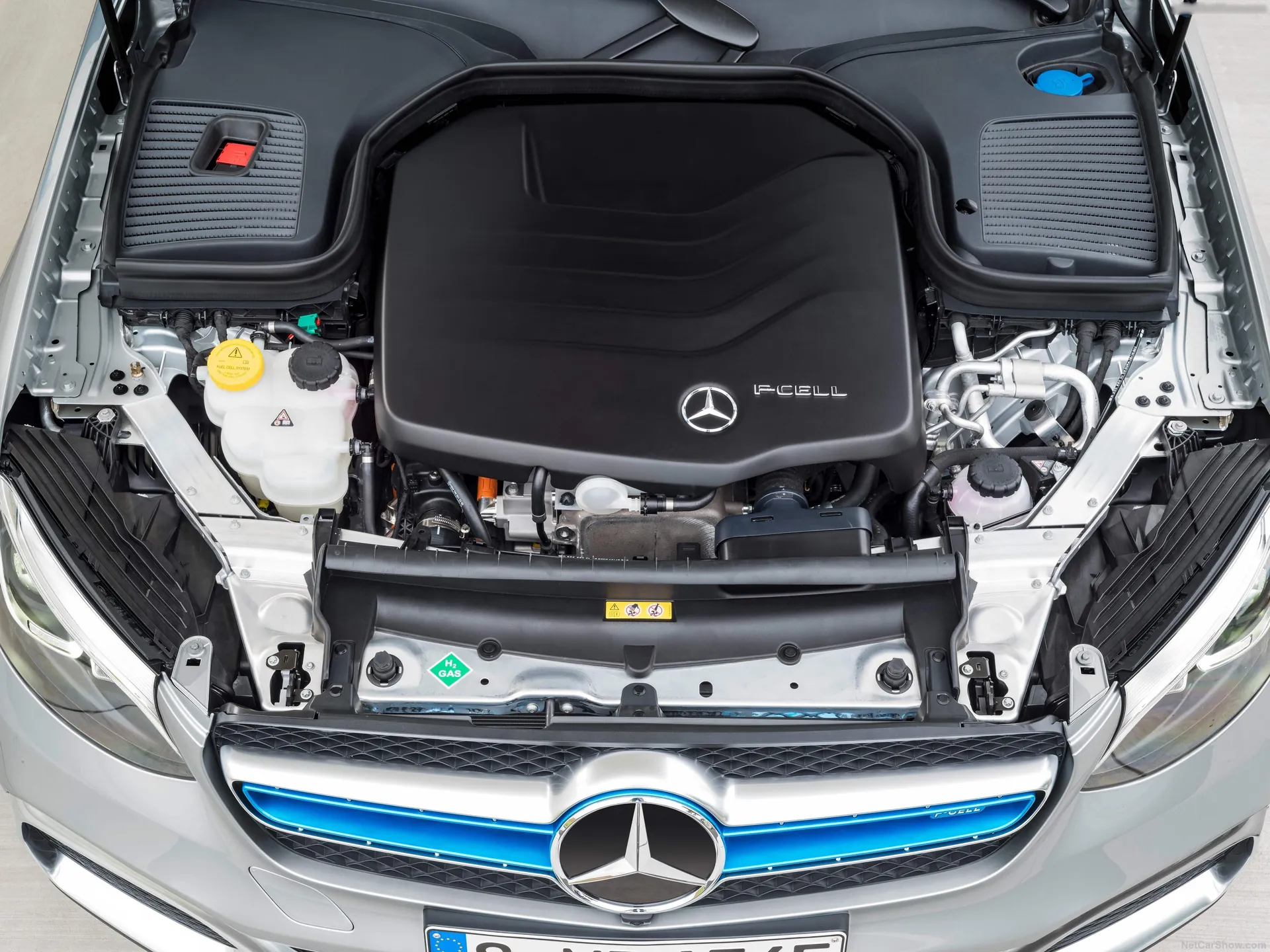 Mercedes-Benz GLC F-Cell Concept (2017) - Engine Bay