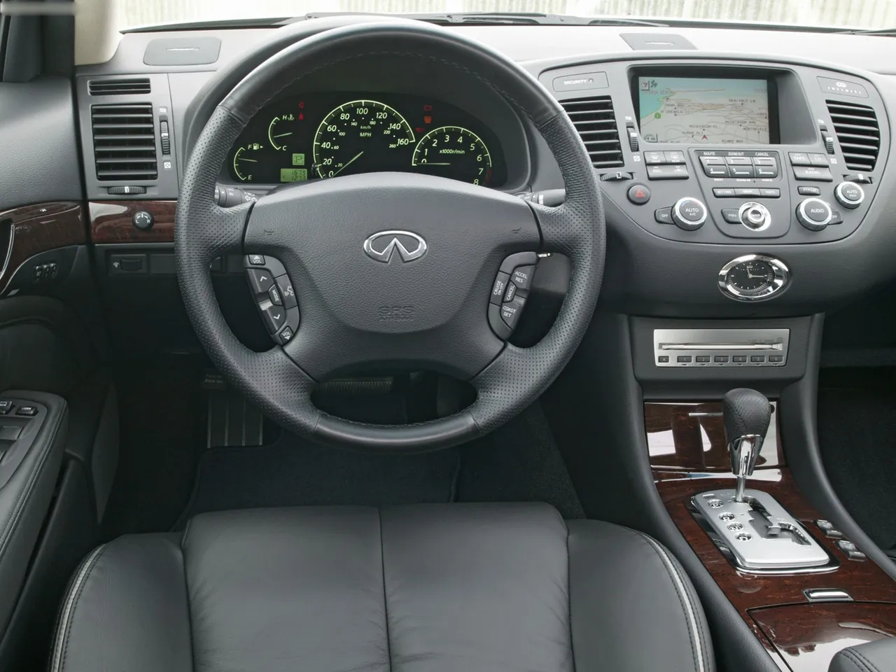 Infiniti Q45 (2006) – interiér