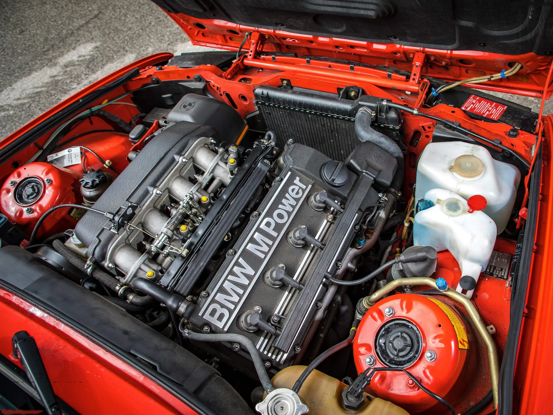 BMW M3 (1987) – motorový prostor