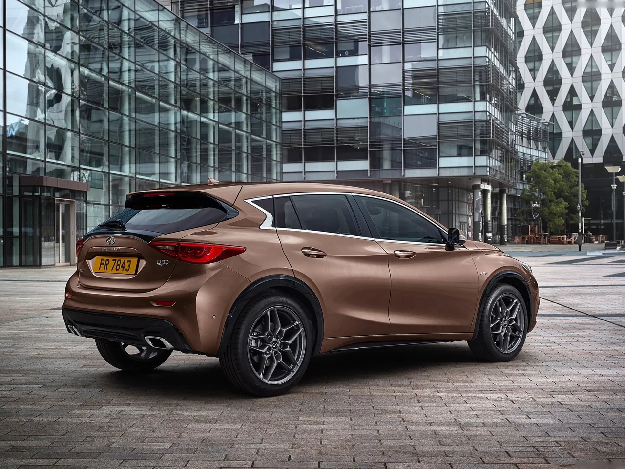 Infiniti Q30 (2016) – zadní tříčtvrteční pohled