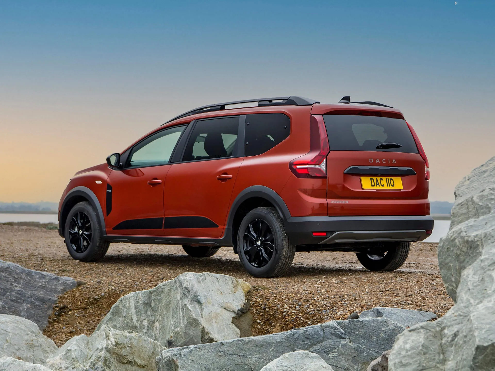 Dacia Jogger [UK] (2022) – zadní tříčtvrteční pohled
