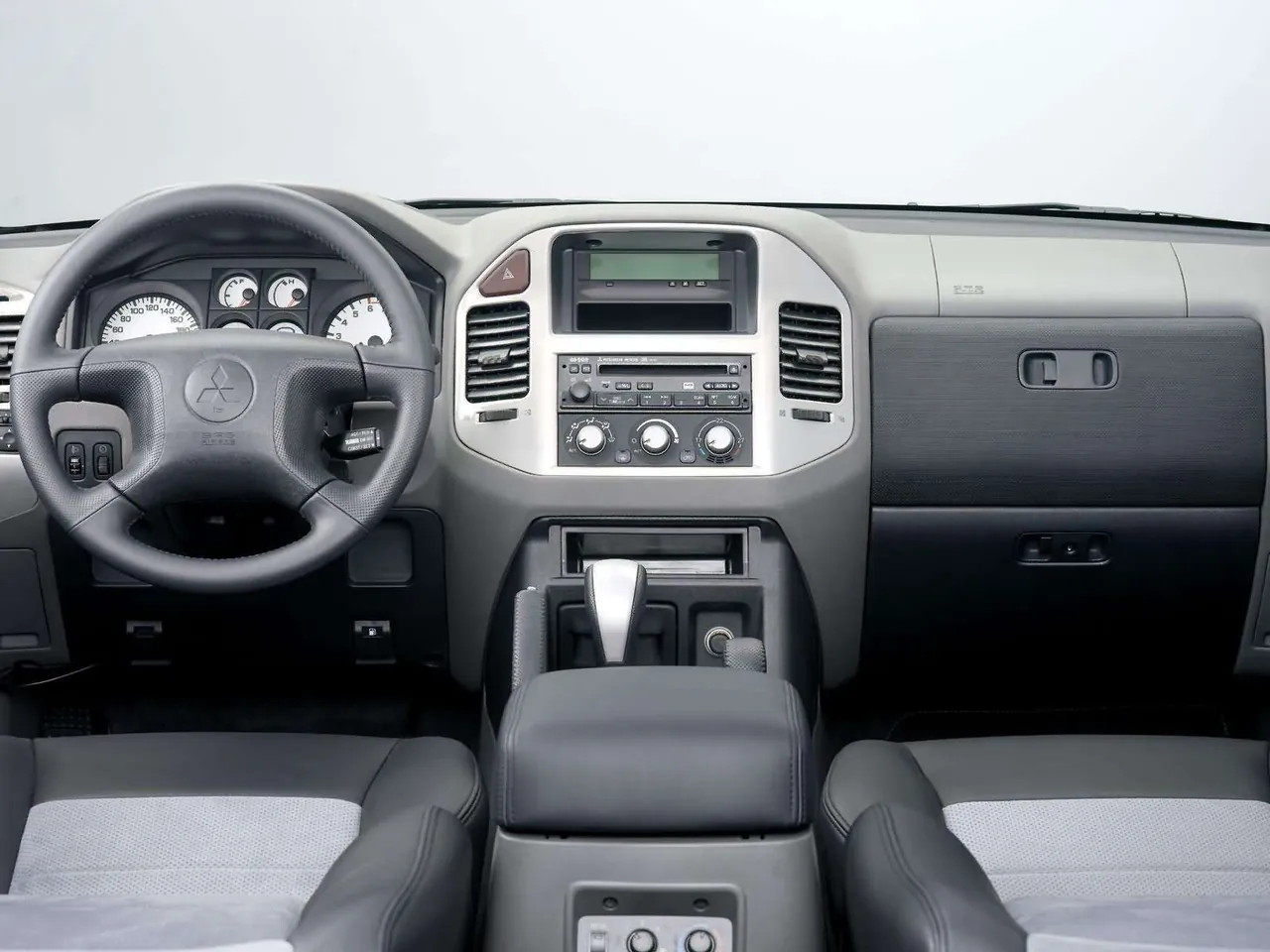 Mitsubishi Montero GLS 3door [EU] (2005) - Interior