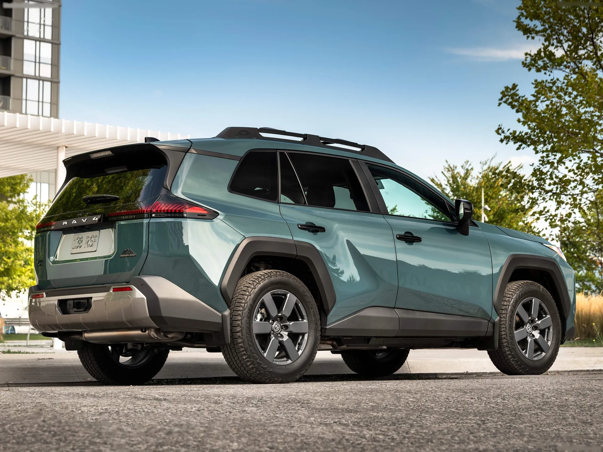 Toyota RAV4 [US] (2026) – zadní tříčtvrteční pohled