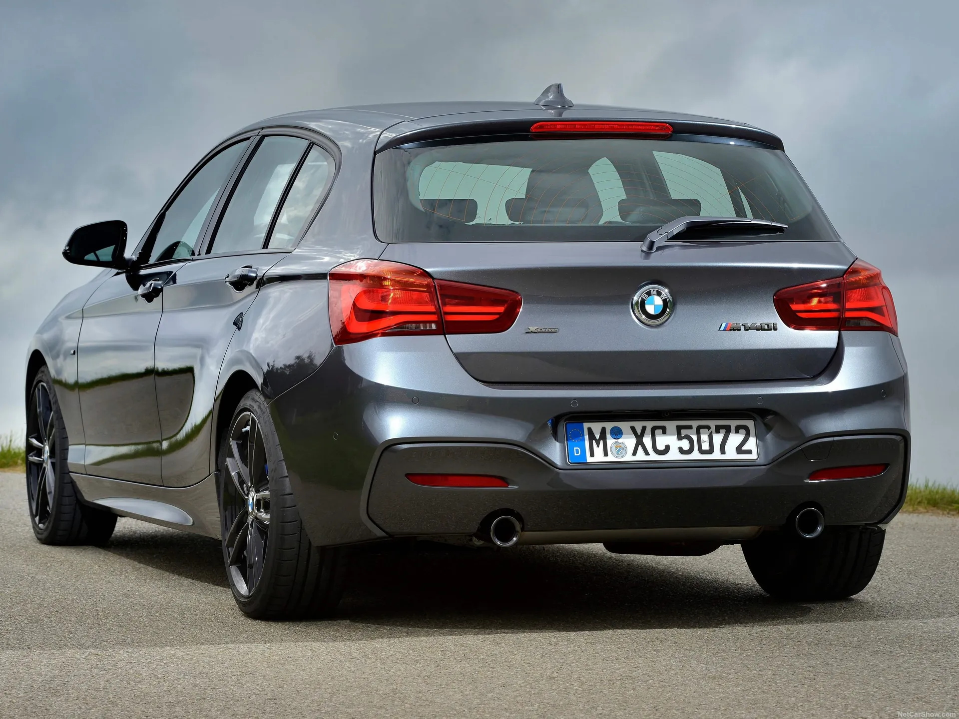BMW M140i (2018) – zadní tříčtvrteční pohled