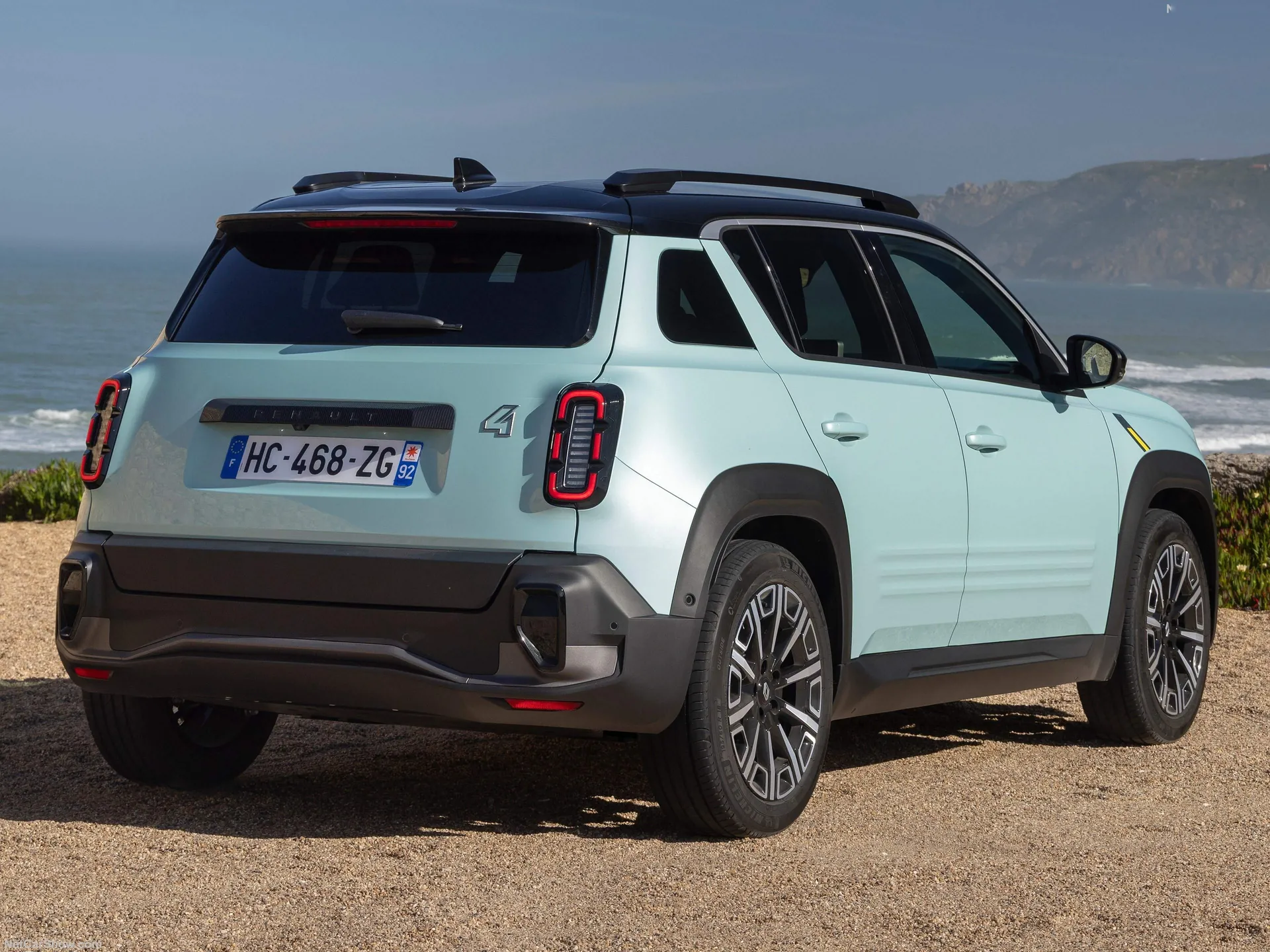Renault 4 E-Tech (2026) – zadní tříčtvrteční pohled
