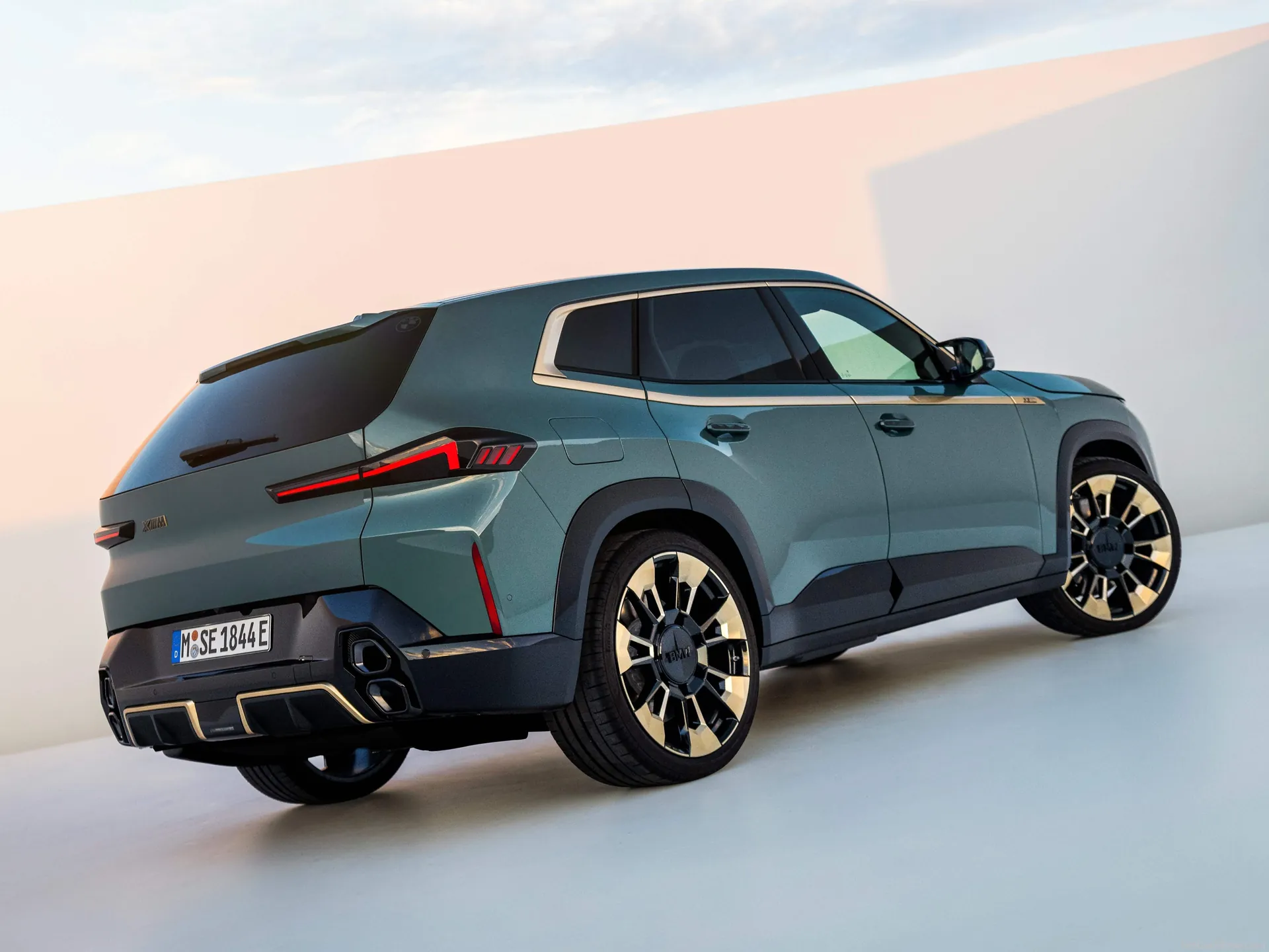 BMW XM (2023) – zadní tříčtvrteční pohled