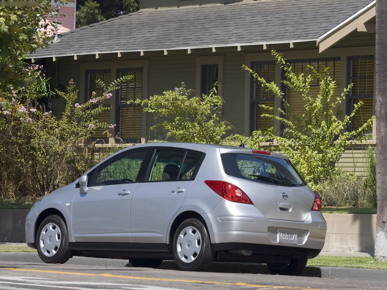 Nissan Versa Hatchback (2007) – zadní tříčtvrteční pohled