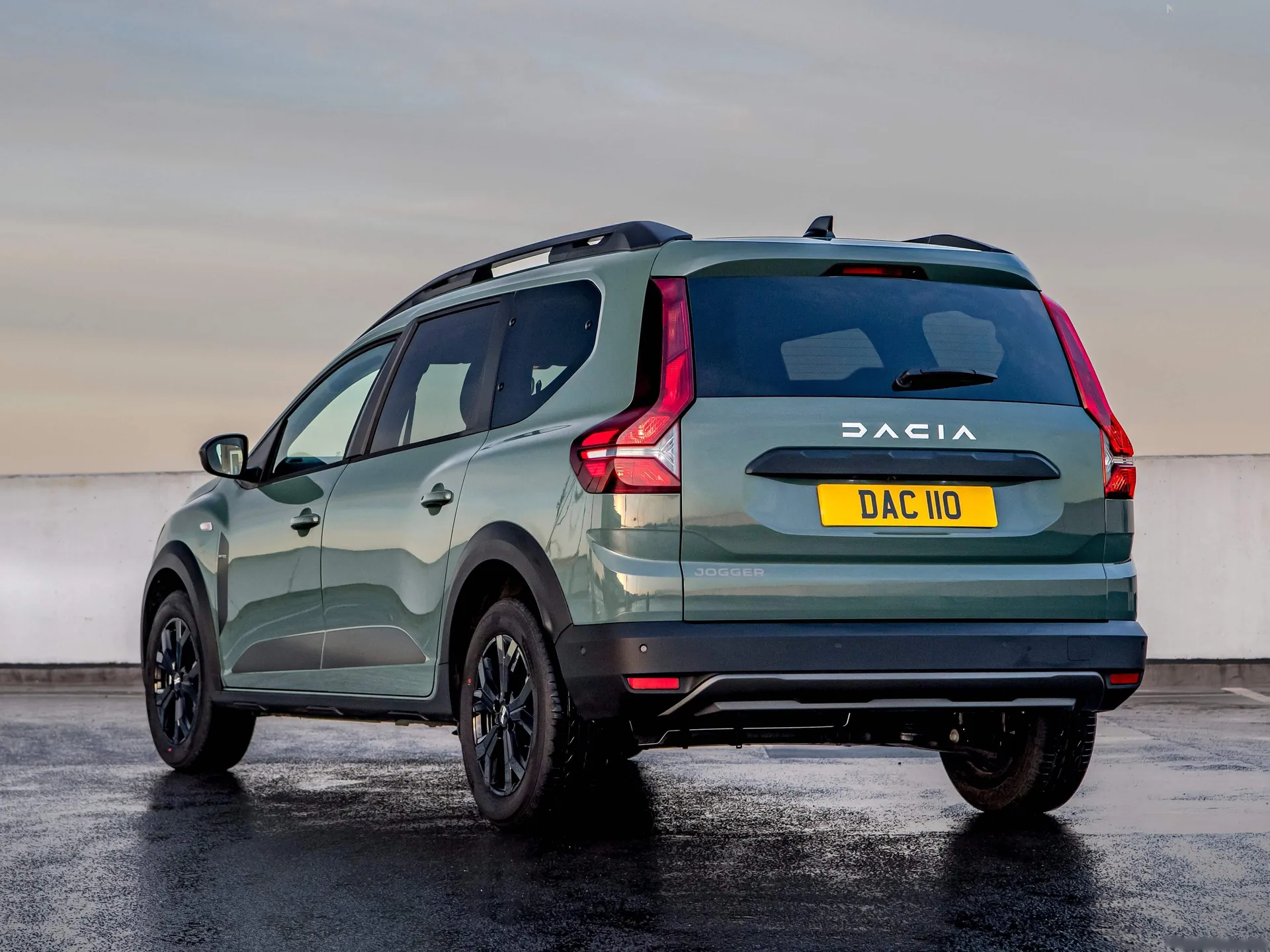 Dacia Jogger [UK] (2023) – zadní tříčtvrteční pohled
