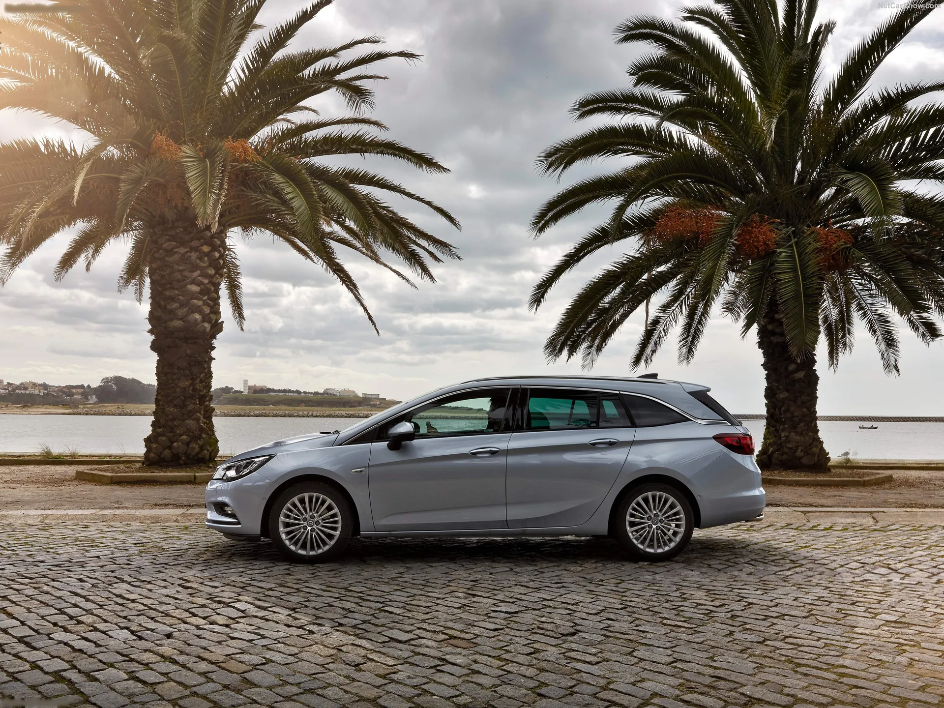 Opel Astra Sports Tourer (2016) – boční profil