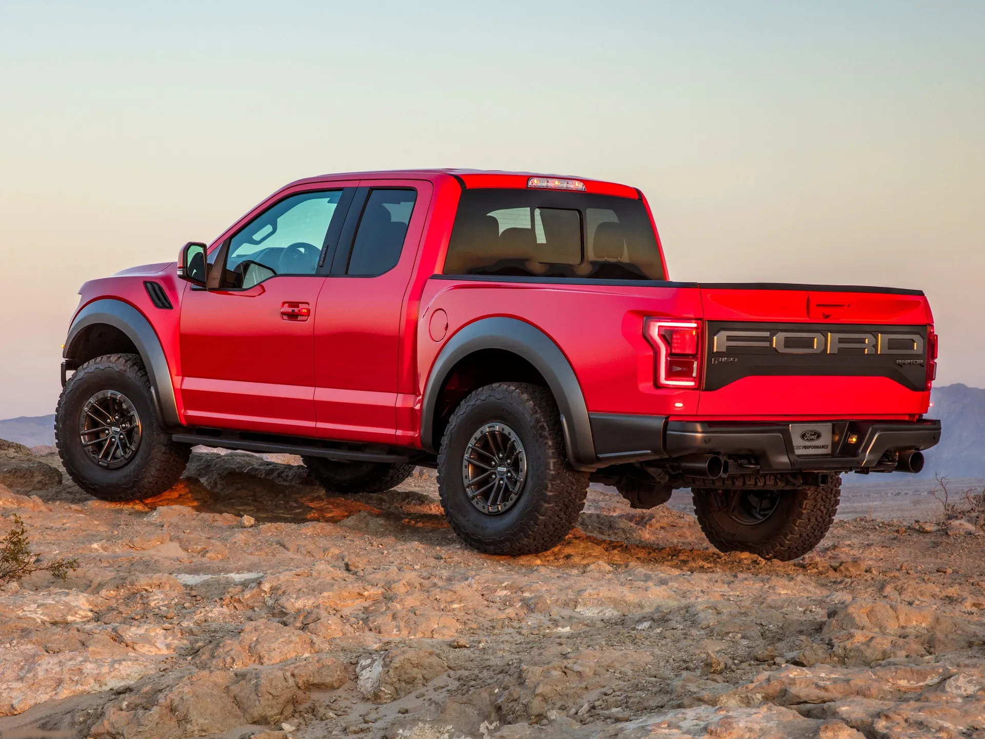 Ford F-150 Raptor (2019) – zadní tříčtvrteční pohled