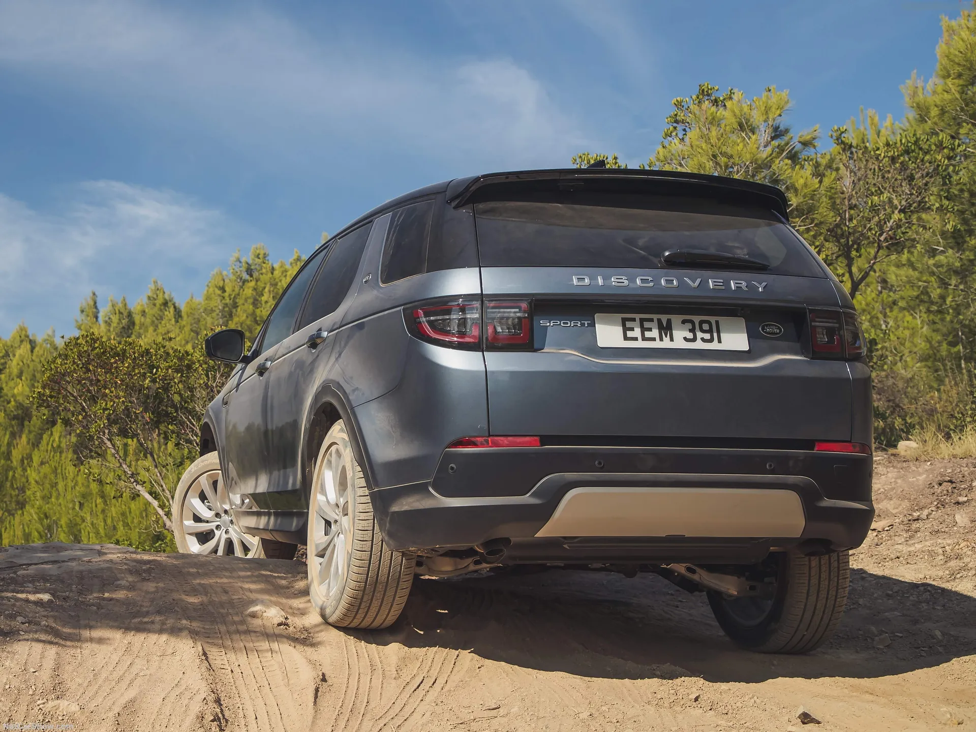 Land Rover Discovery Sport (2020) - Rear Three-Quarter