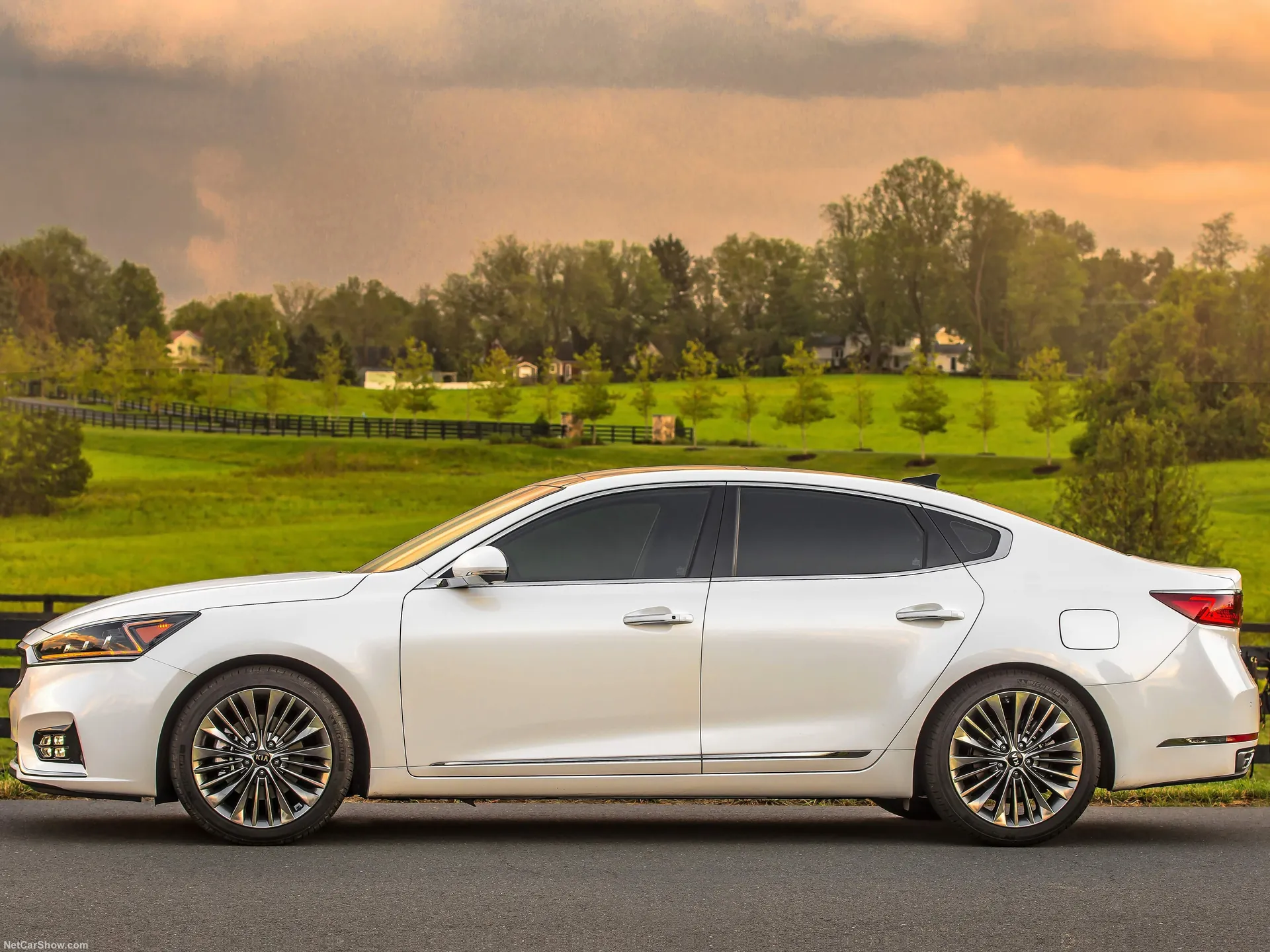 Kia Cadenza (2017) – boční profil