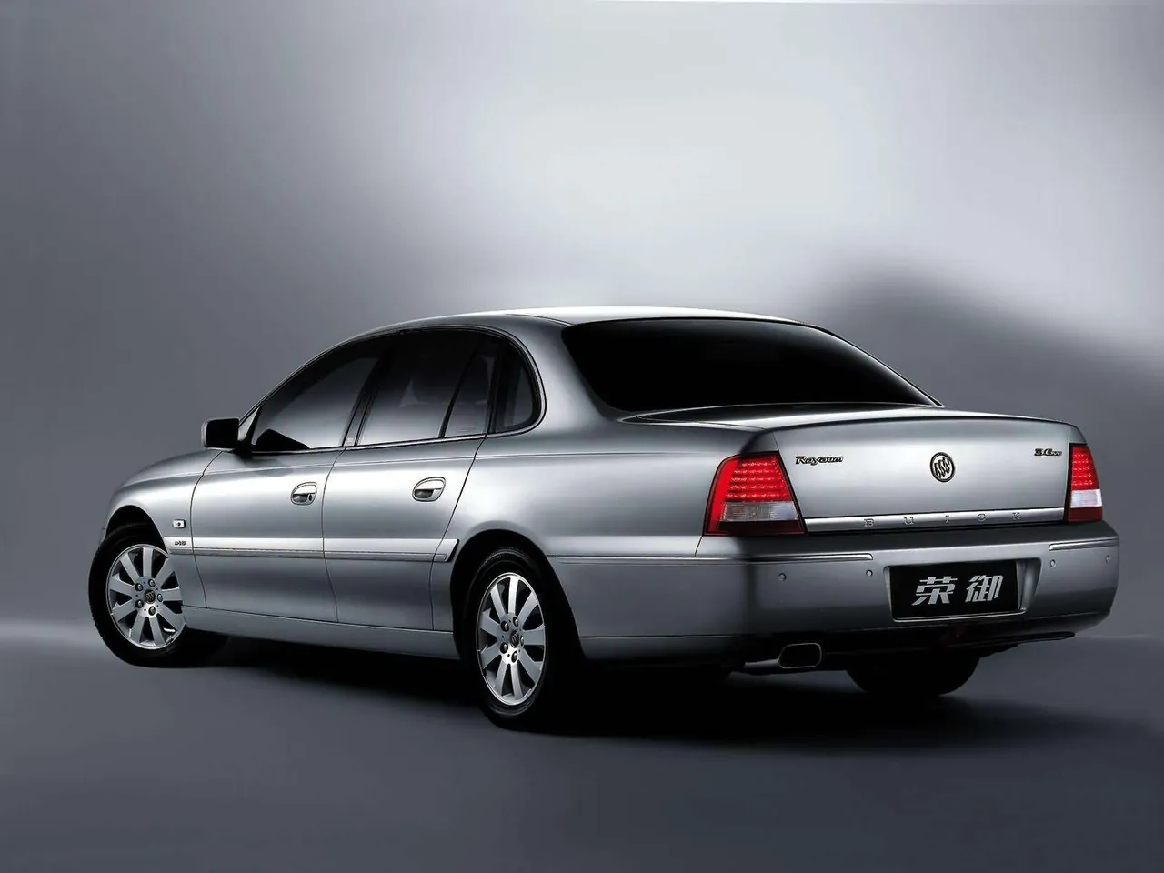 Buick Royaum (2005) – zadní tříčtvrteční pohled