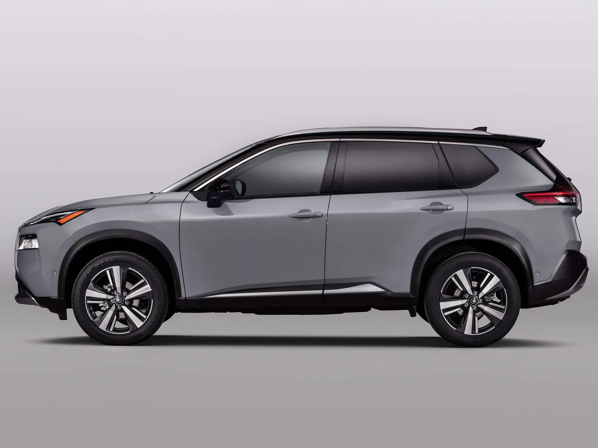 Nissan Rogue (2021) – boční profil