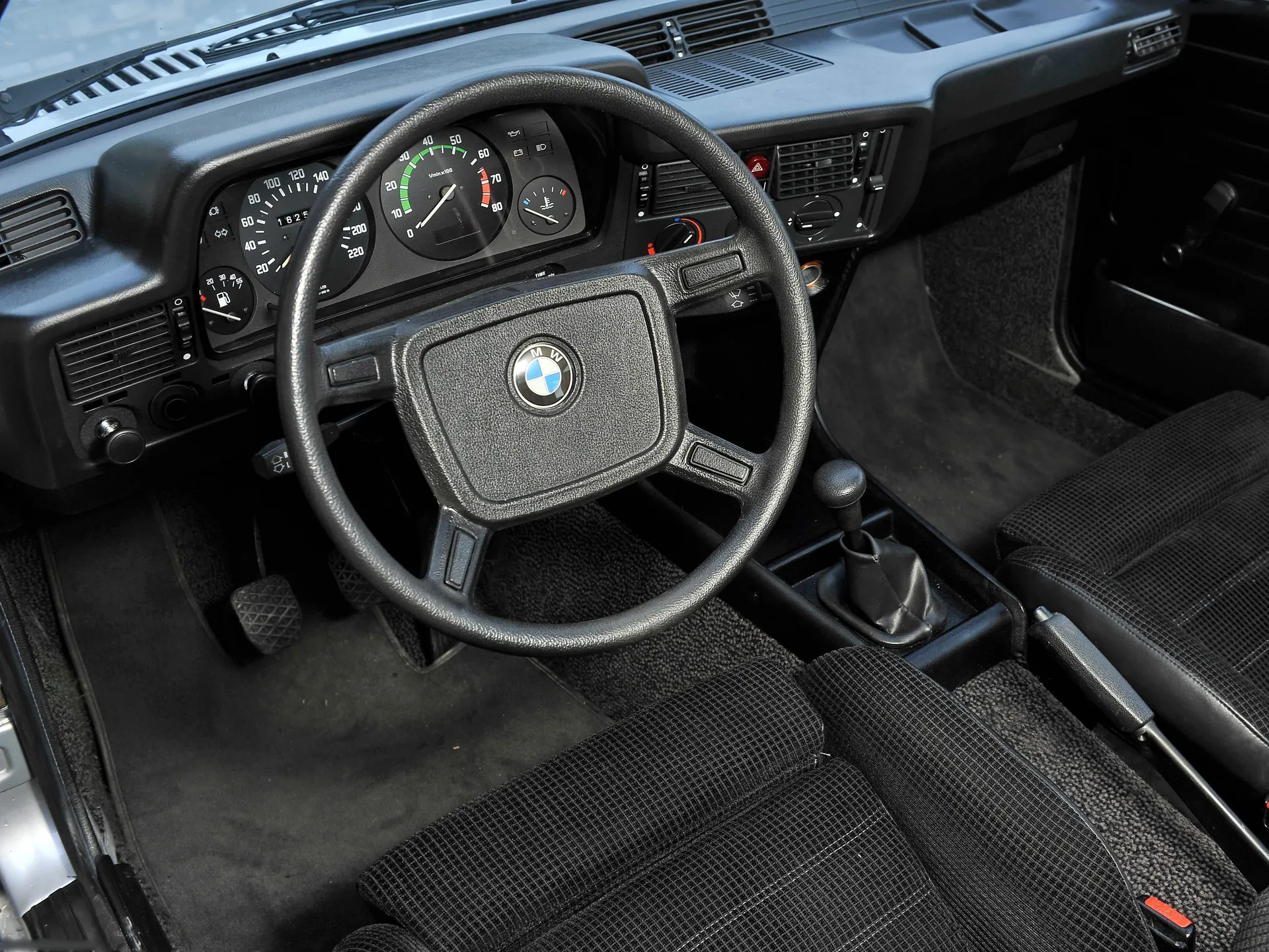 BMW 323i (1980) – interiér