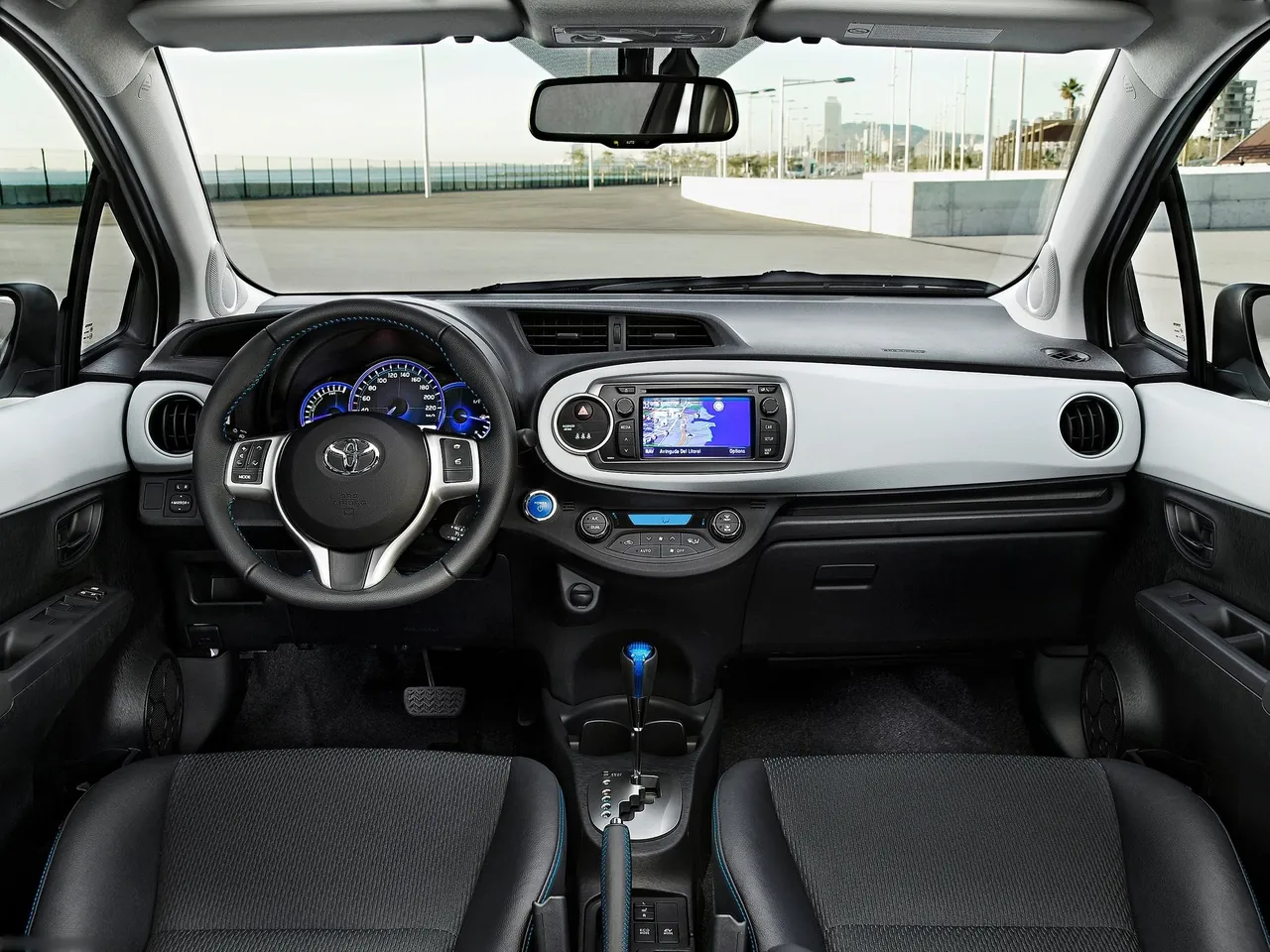 Toyota Yaris Hybrid (2013) - Interior