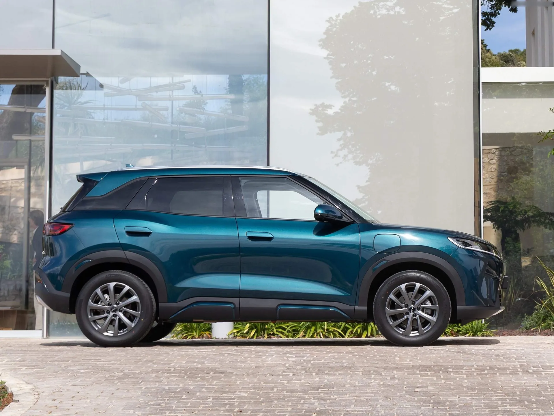 BYD Atto 2 DM-i (2026) – boční profil