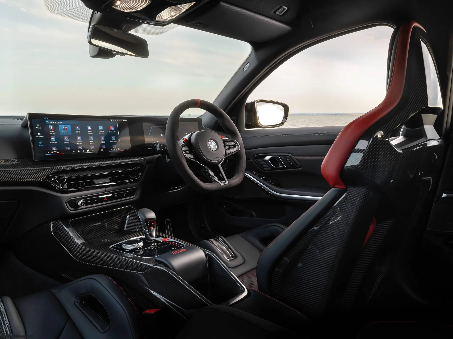 BMW M3 CS Touring [UK] (2025) – interiér