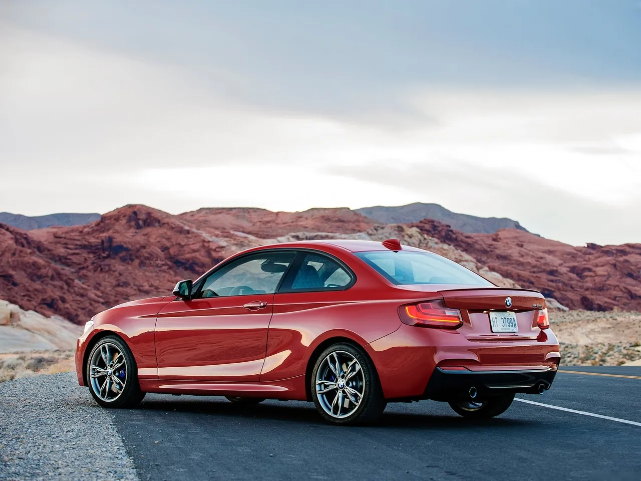 BMW M235i Coupe (2014) – zadní tříčtvrteční pohled
