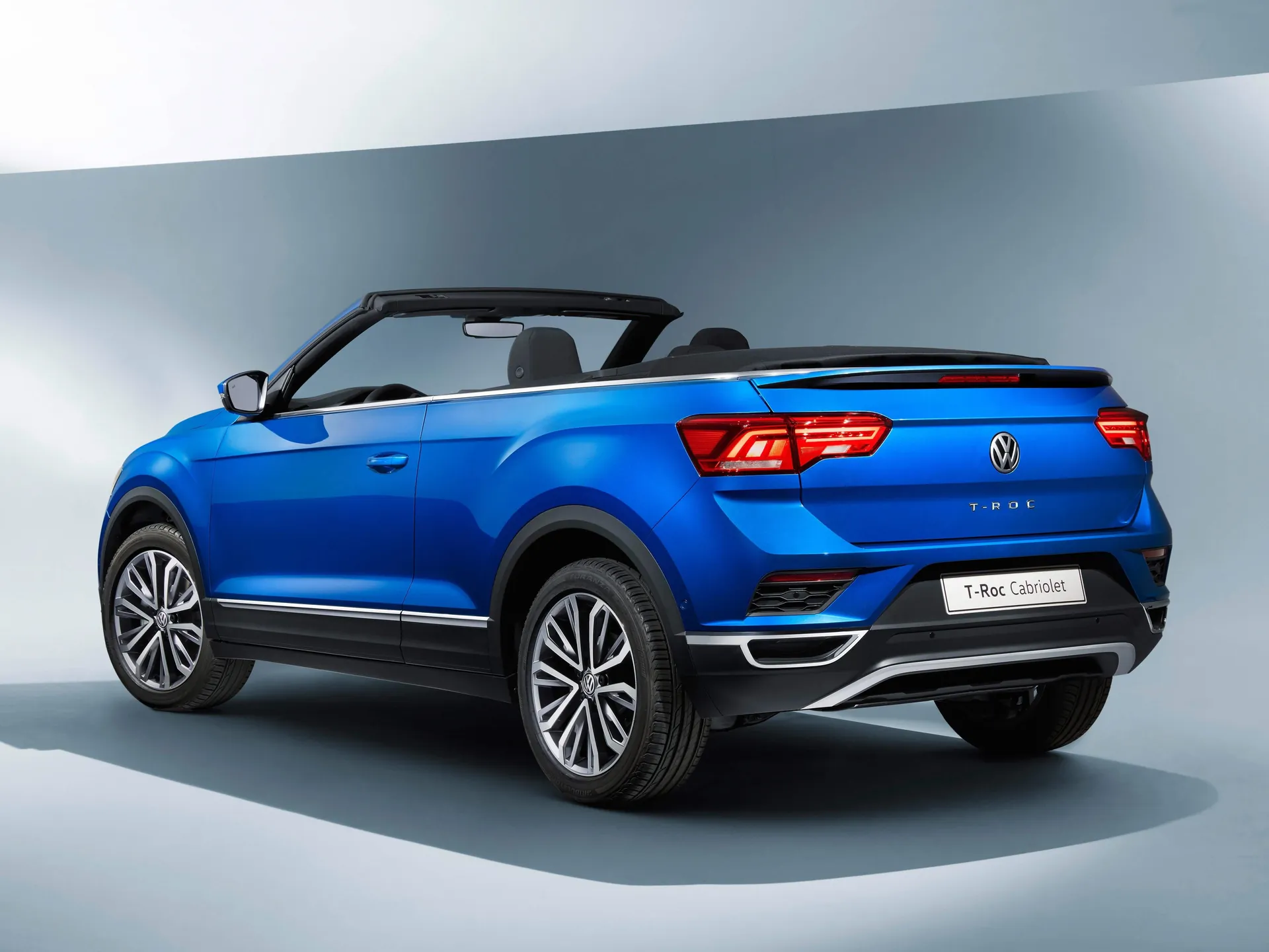 Volkswagen T-Roc Cabriolet (2020) – zadní tříčtvrteční pohled