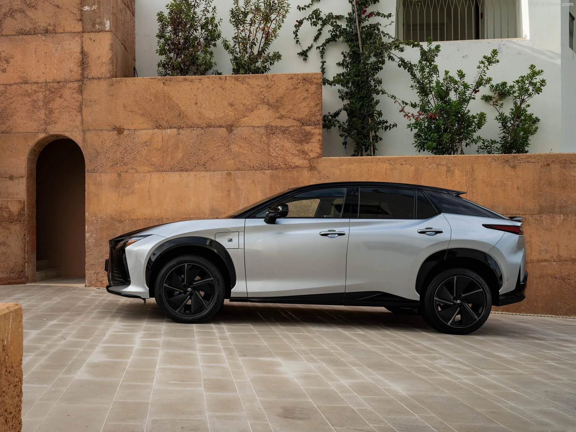 Lexus RZ (2026) – boční profil