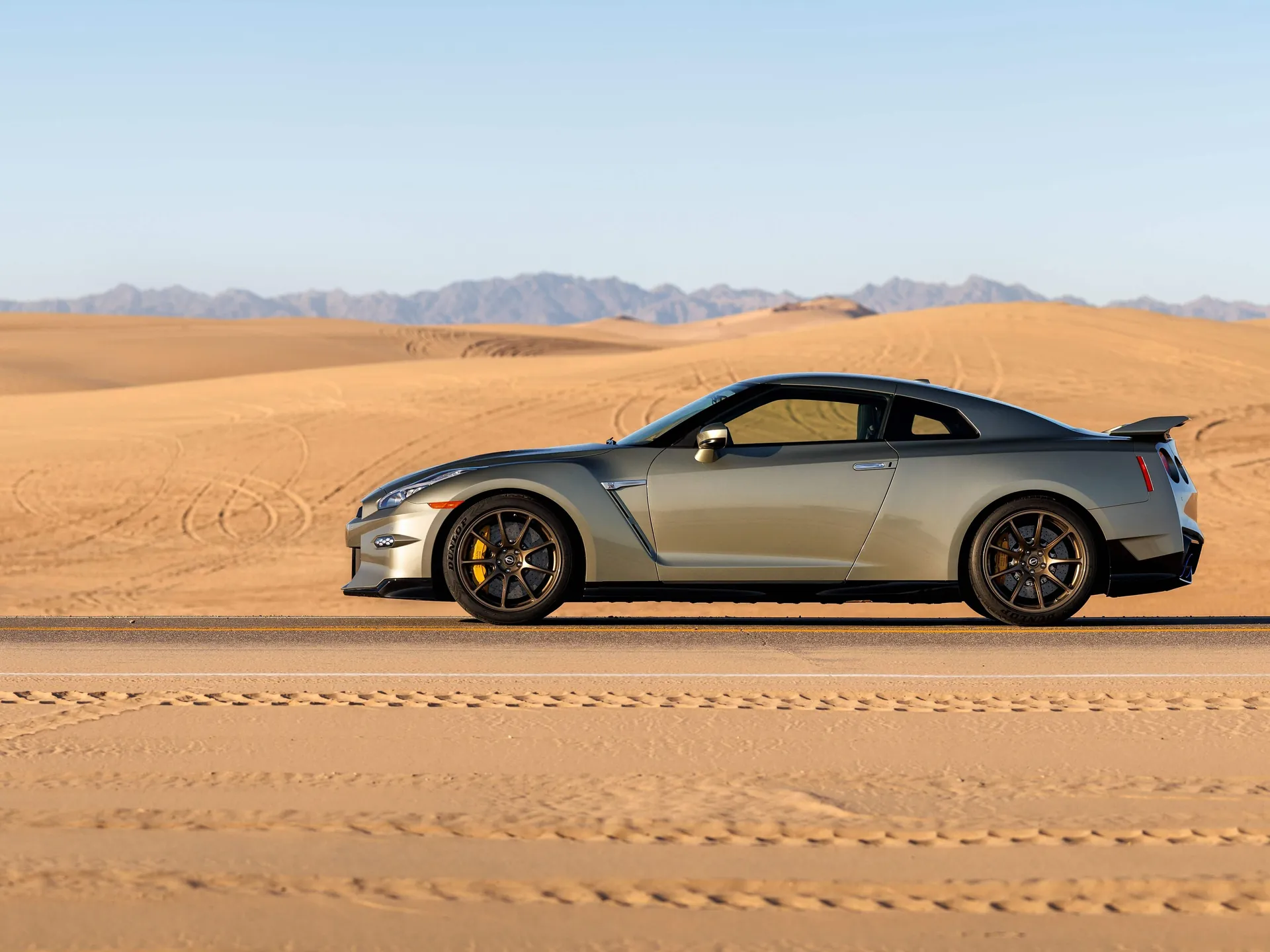 Nissan GT-R (2024) – boční profil