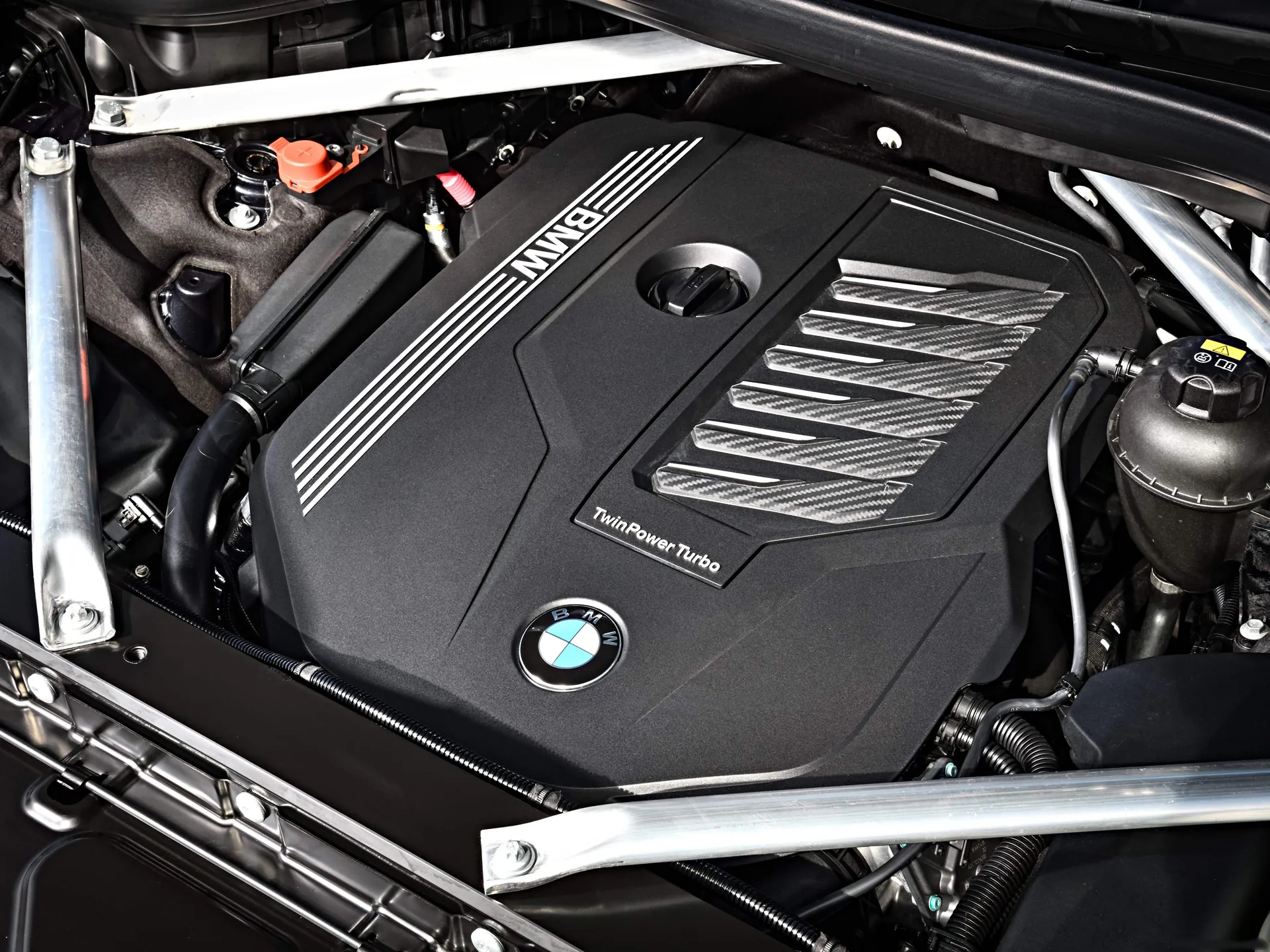 BMW X7 (2019) – motorový prostor