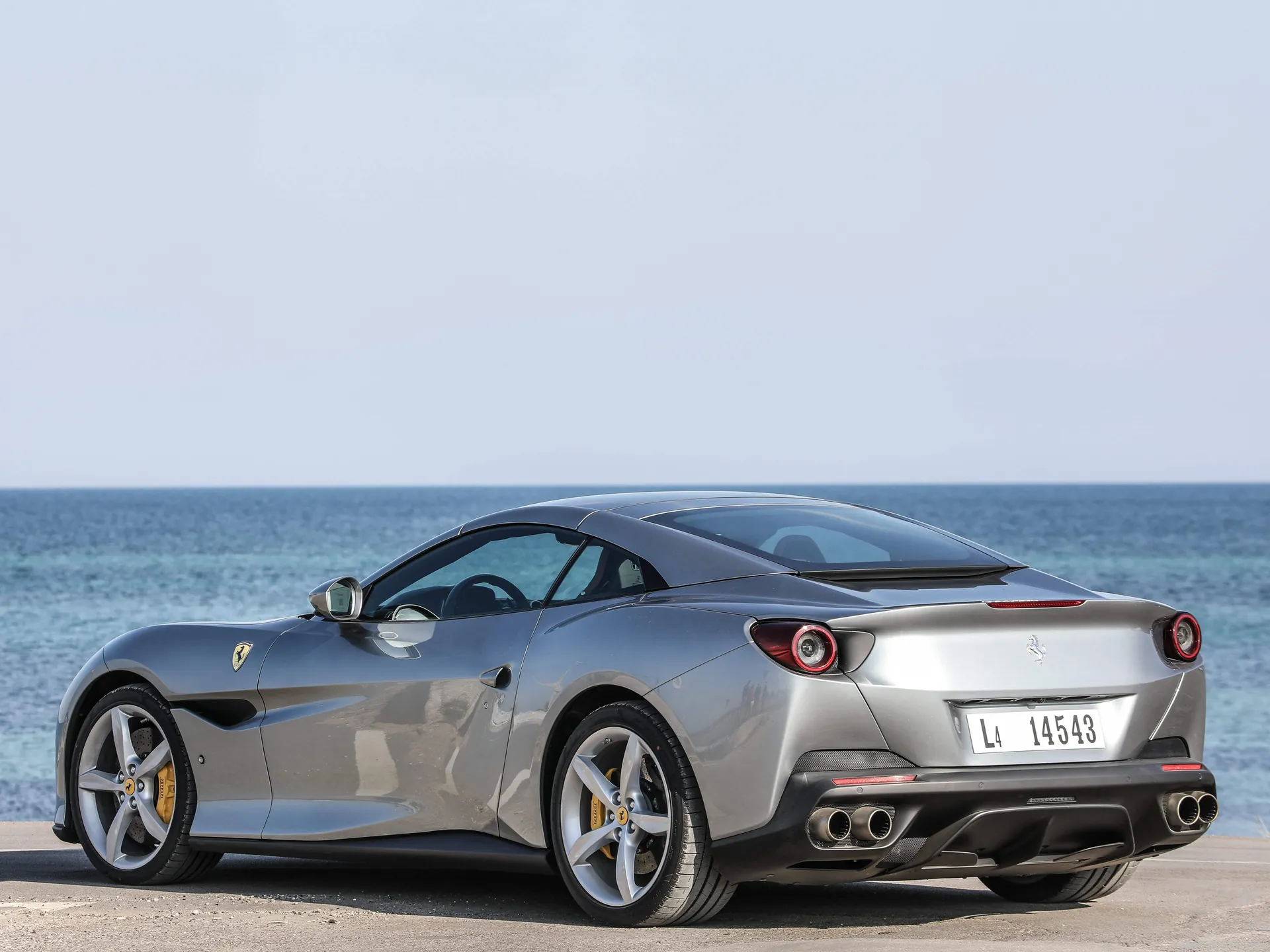 Ferrari Portofino (2018) – zadní tříčtvrteční pohled