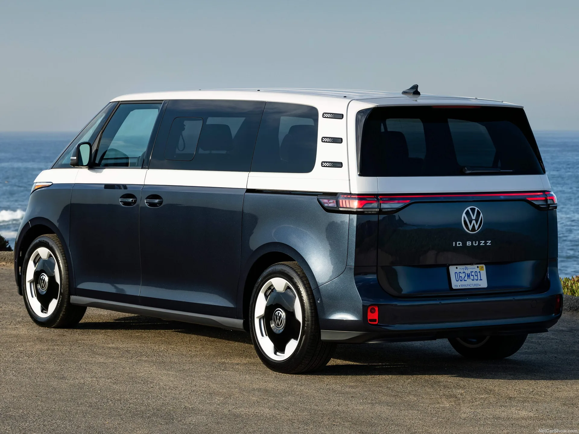 Volkswagen ID.Buzz [US] (2025) – zadní tříčtvrteční pohled