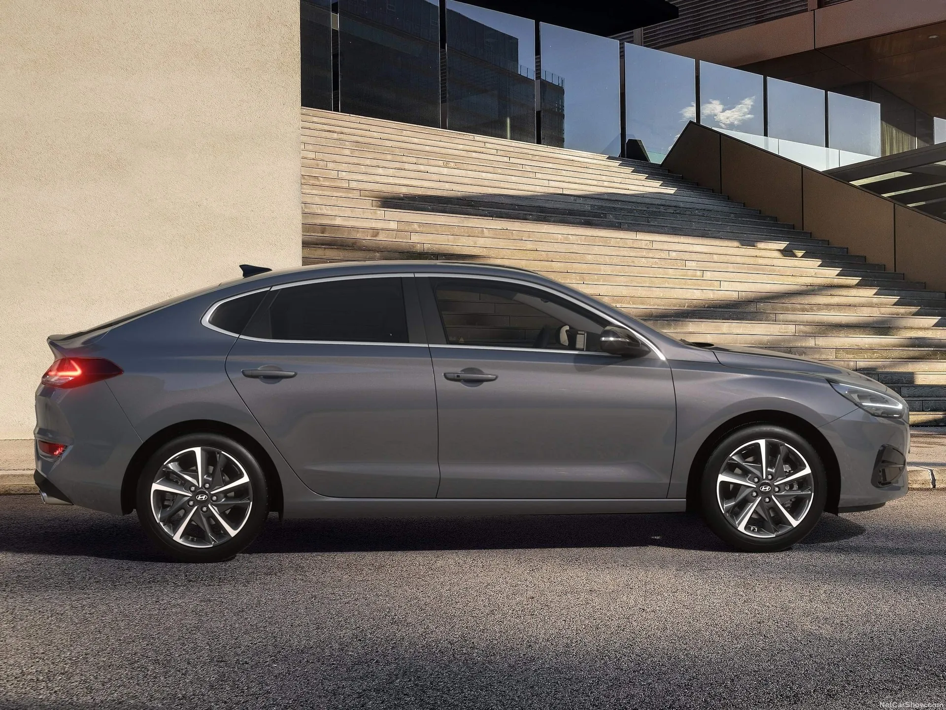 Hyundai i30 Fastback (2025) – boční profil