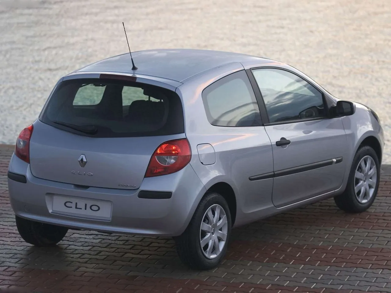 Renault Clio III 3door (2005) – zadní tříčtvrteční pohled