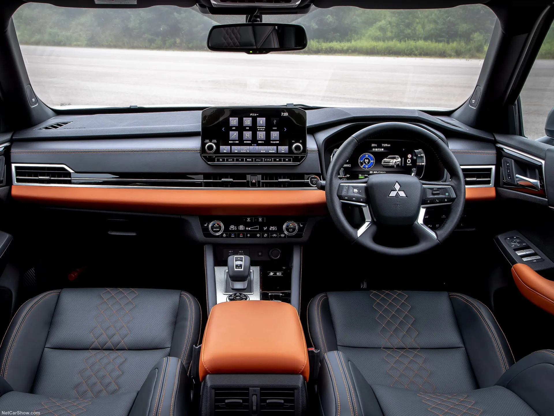 Mitsubishi Outlander PHEV (2022) - Interior