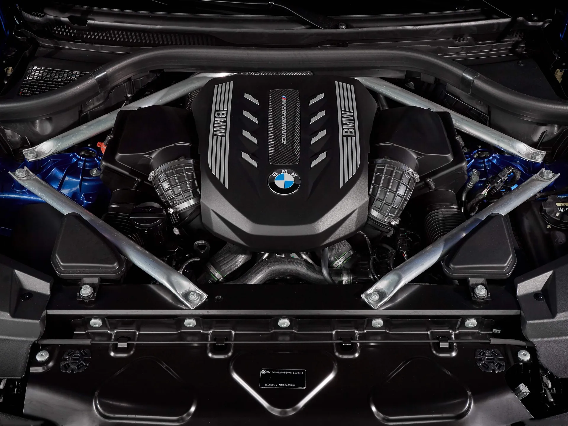 BMW X6 M50i (2020) – motorový prostor