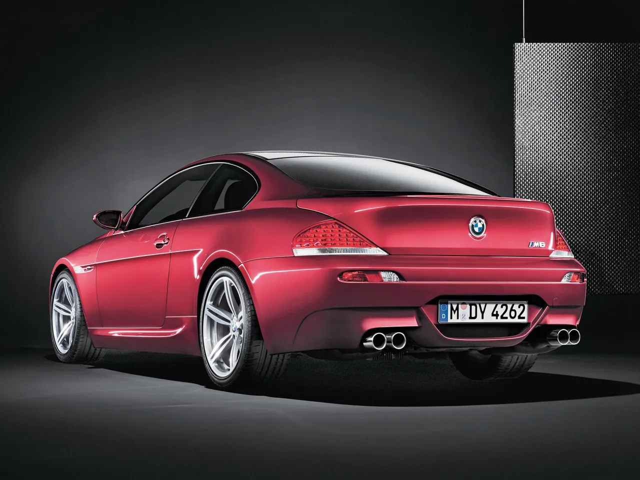 BMW M6 (2005) – zadní tříčtvrteční pohled