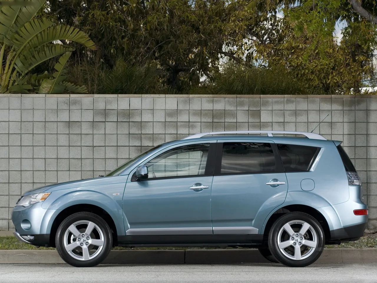 Mitsubishi Outlander (2007) – boční profil
