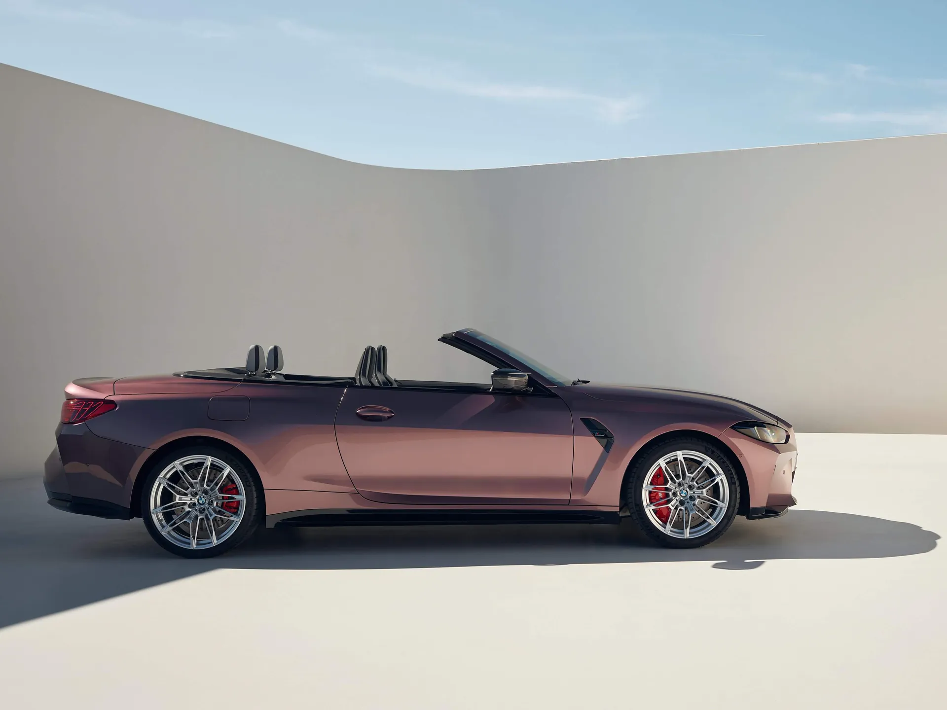 BMW M4 Convertible (2025) – boční profil