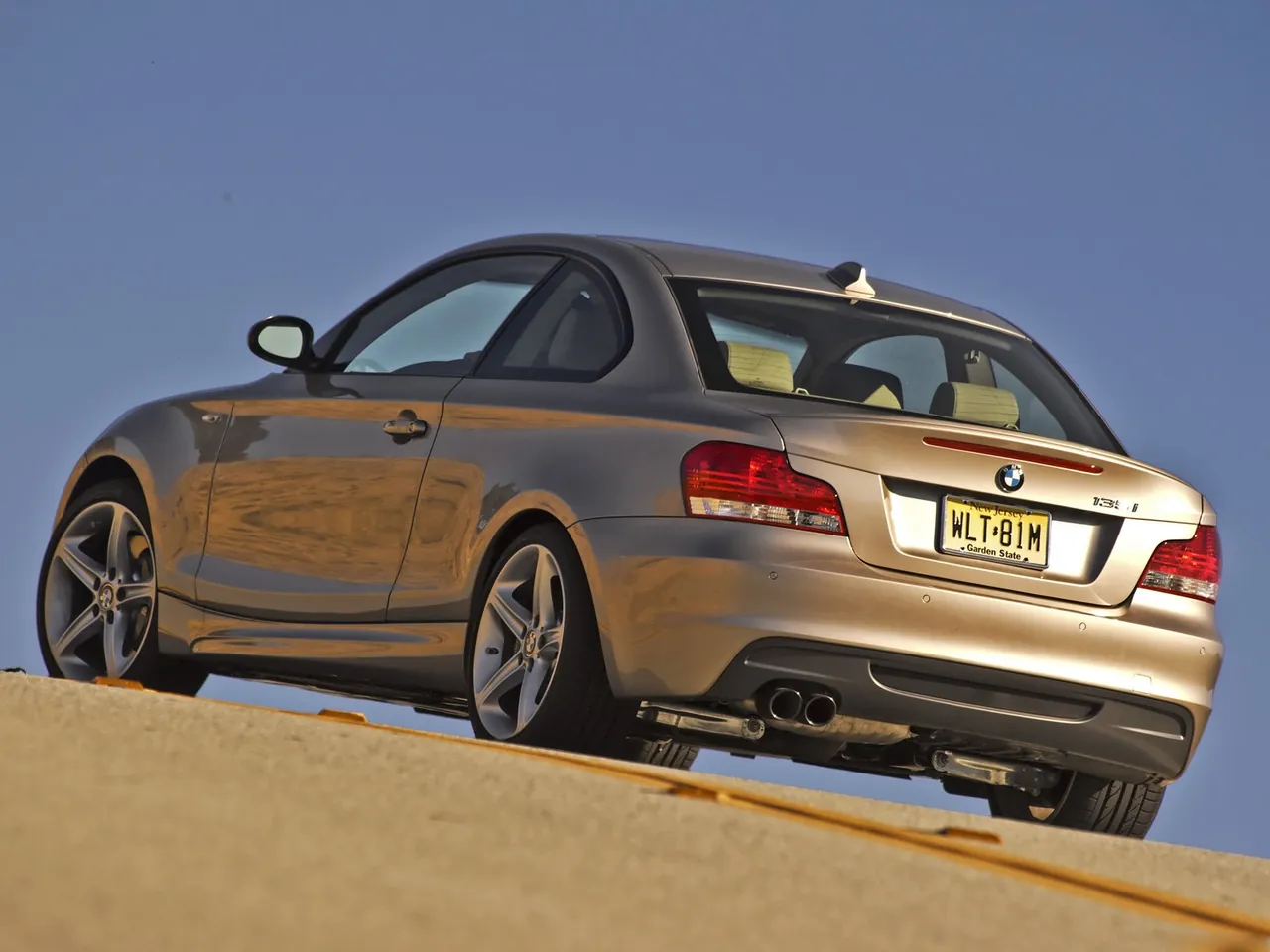 BMW 135i Coupe (2008) – zadní tříčtvrteční pohled