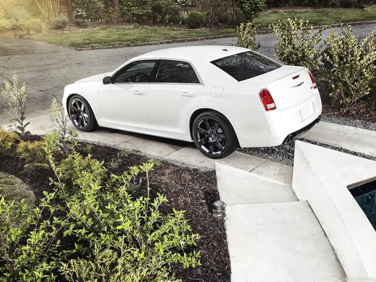 Chrysler 300 SRT8 (2012) – zadní tříčtvrteční pohled