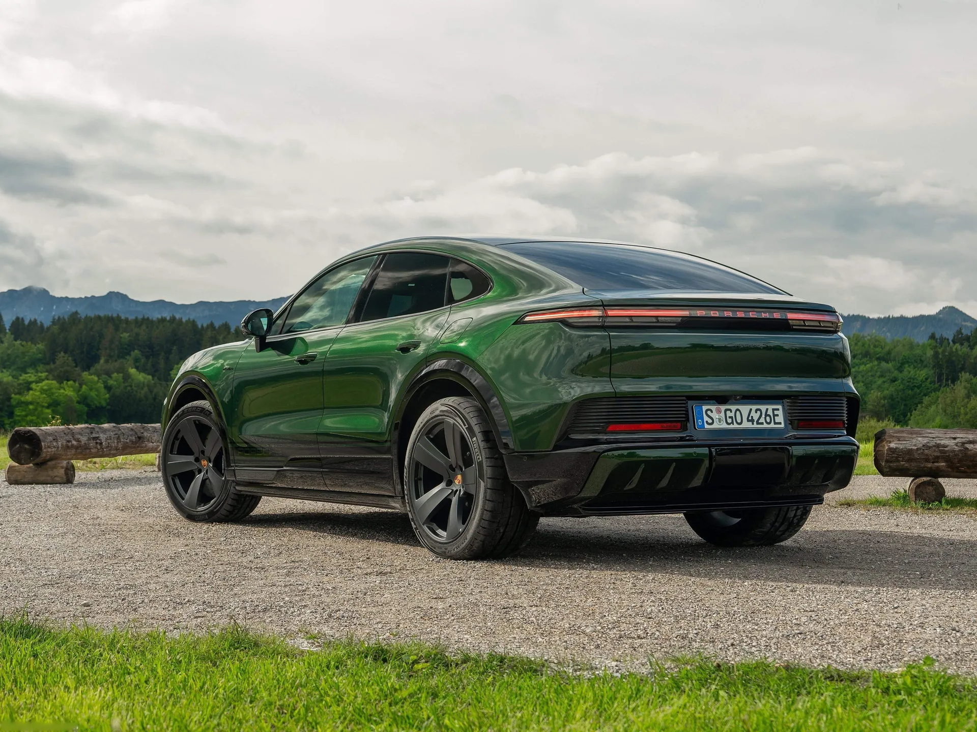 Porsche Cayenne S Coupe Electric (2027) – zadní tříčtvrteční pohled