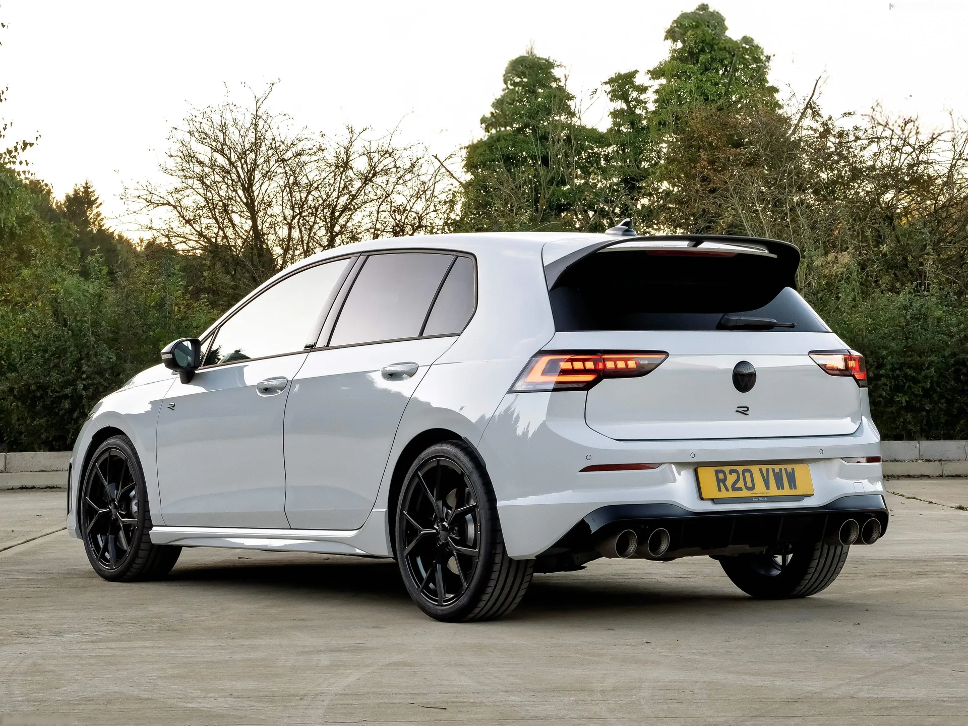 Volkswagen Golf R Black Edition [UK] (2025) – zadní tříčtvrteční pohled