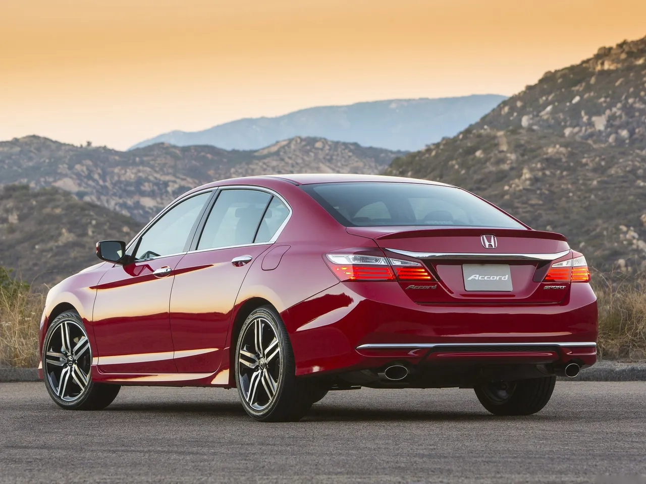 Honda Accord (2016) – zadní tříčtvrteční pohled