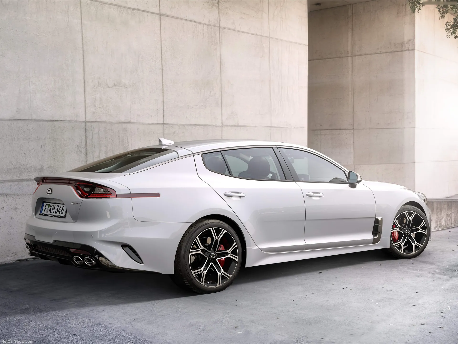 Kia Stinger (2018) – zadní tříčtvrteční pohled