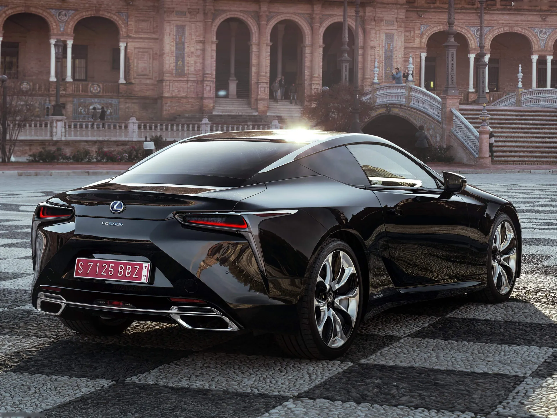 Lexus LC 500h (2018) – zadní tříčtvrteční pohled