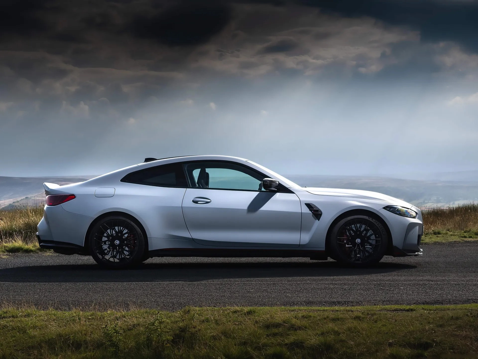 BMW M4 CSL [UK] (2023) – boční profil