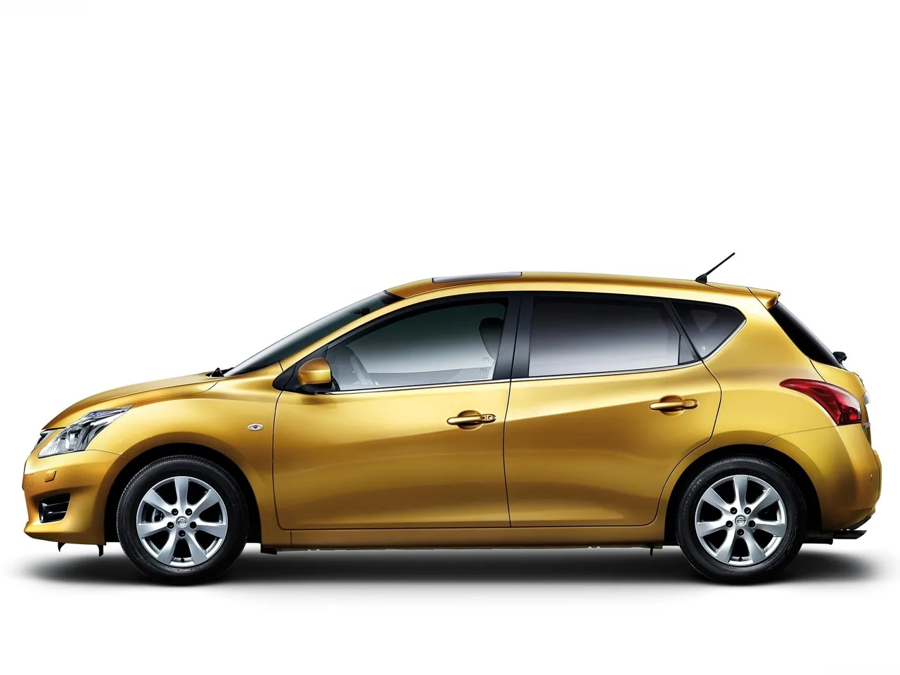 Nissan Tiida (2012) – boční profil