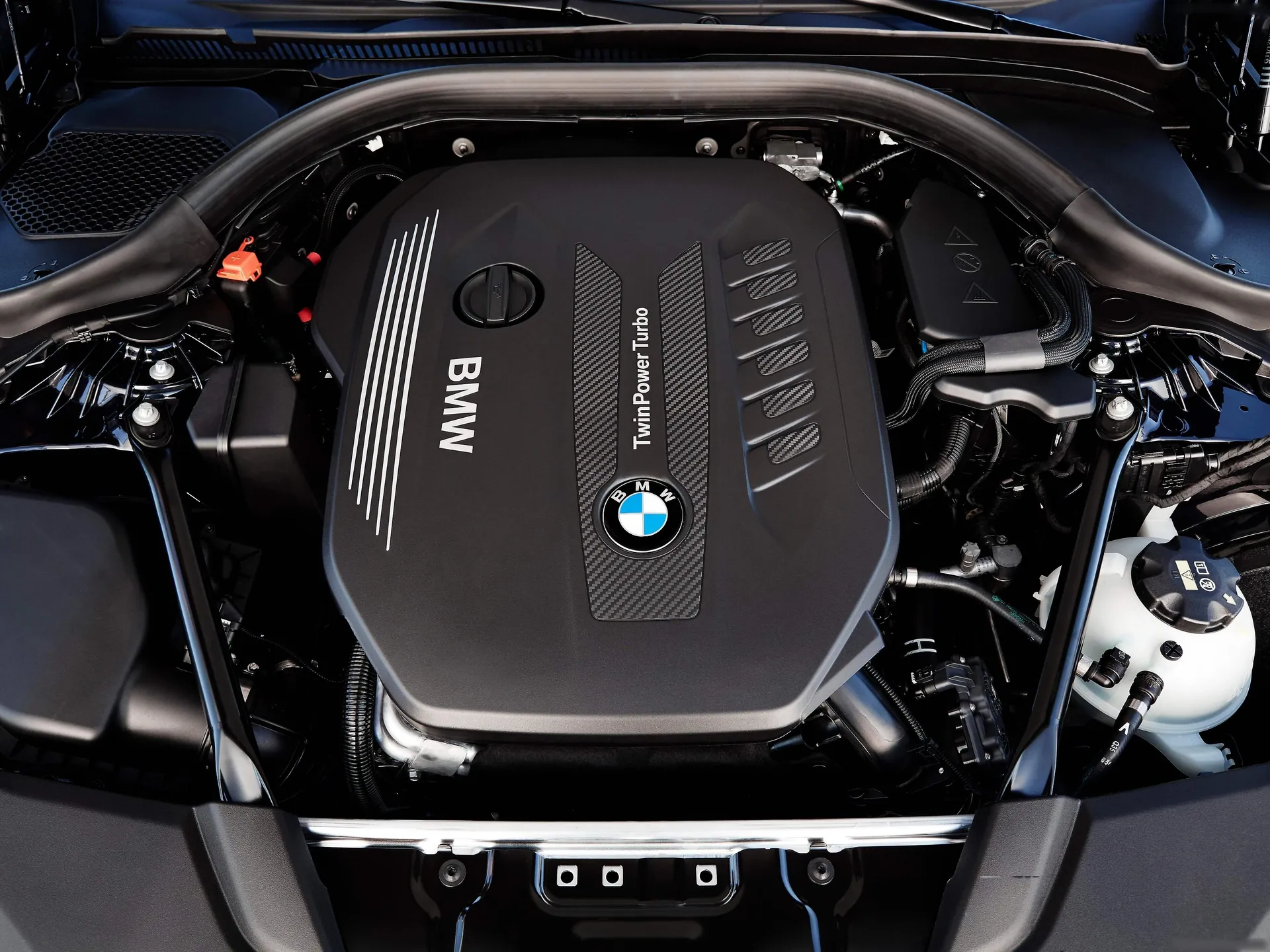 BMW 5-Series (2017) – motorový prostor