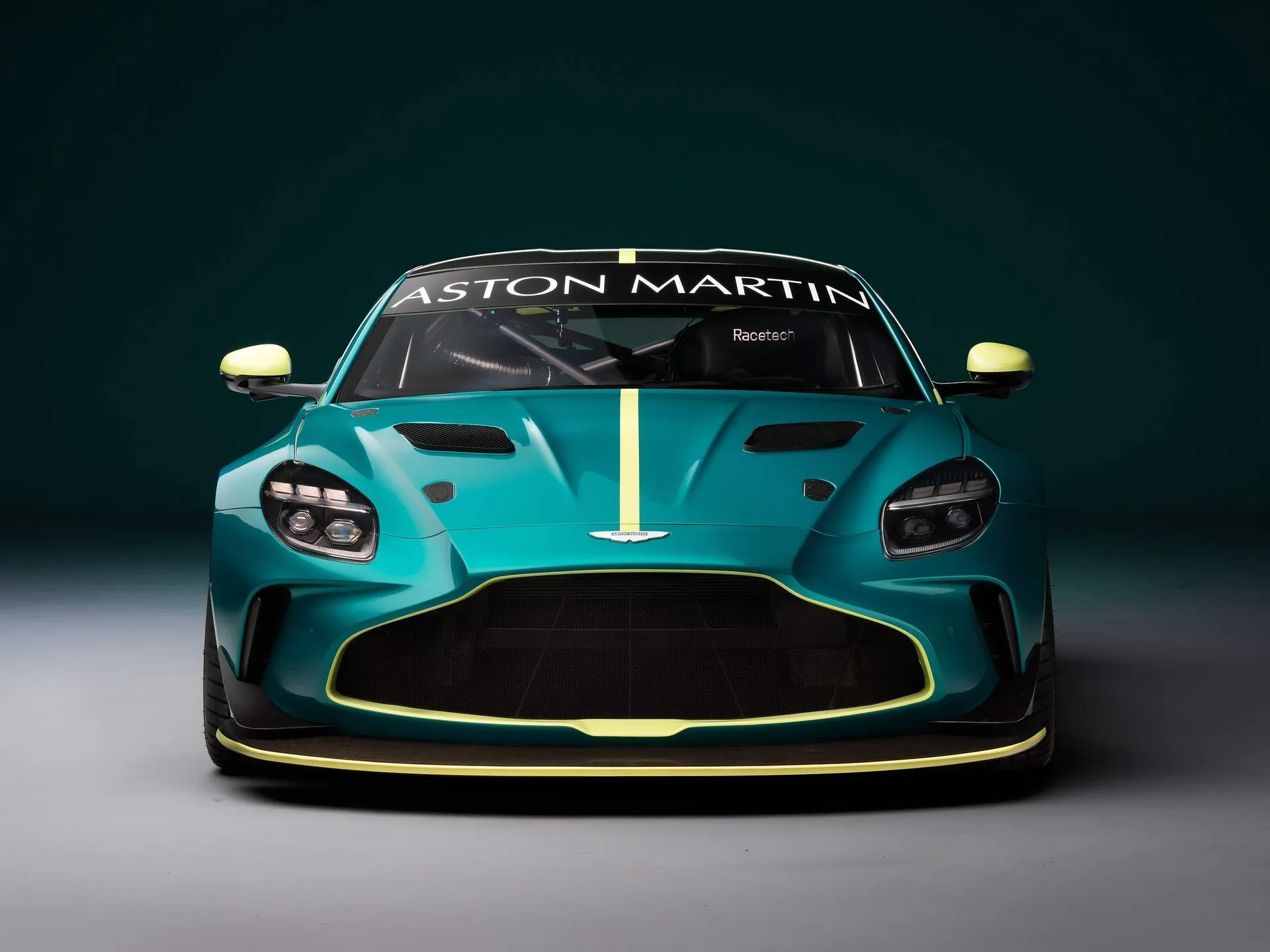 Aston Martin Vantage GT4 (2024) – zepředu