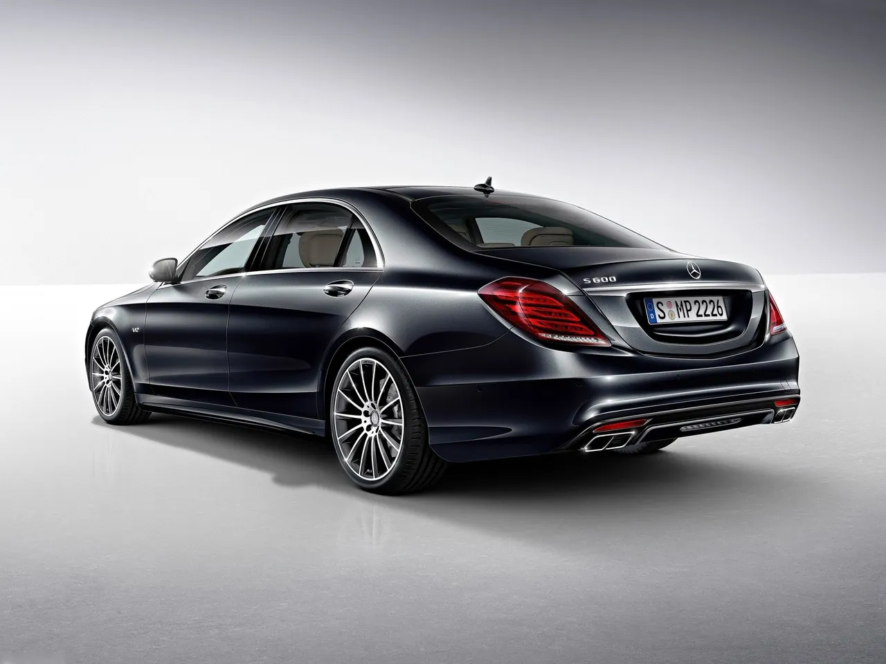 Mercedes-Benz S600 (2015) - Rear Three-Quarter