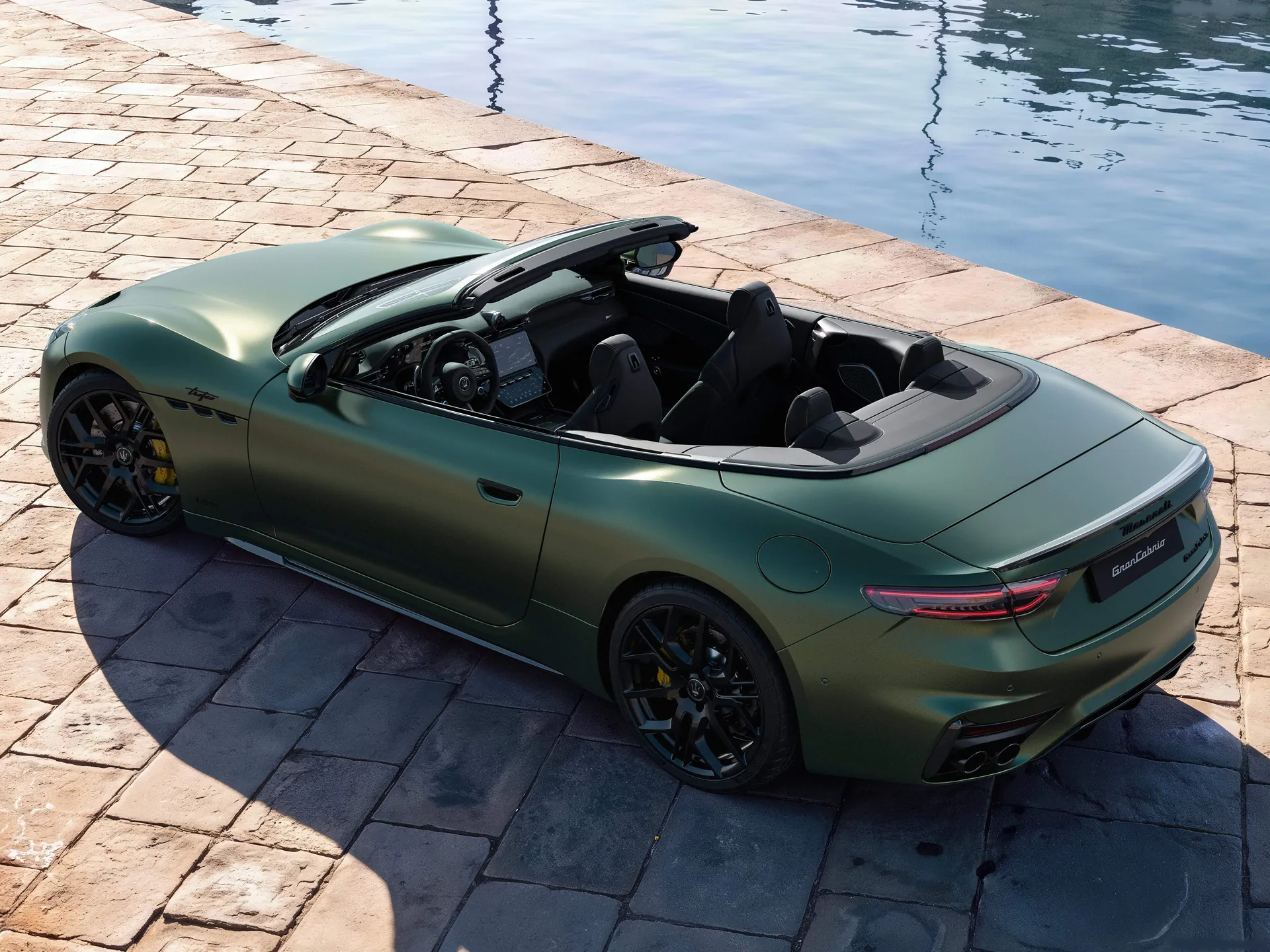 Maserati GranCabrio (2027) – zadní tříčtvrteční pohled